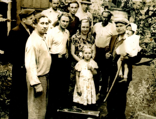Встреча Кима Коваля (крайний справа с дочерью Ольгой на руках) после приезда с академической дачи, , г. Уссурийск, 1959 г.