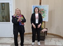 Начальник управления культуры Тесленко О. на открыти выставки приветствовала самодеятельных художников    твовала