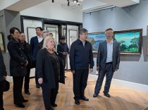 Интерес к российской живописи проявил мэр Сйфэньхэ