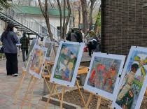 выставка детских рисунков на территории художественного отделения ДШИ во время высадки Хвойной аллеи в честь 80-летия Победы в Великой Отечественной войне