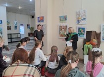 Благодарственное письмо С.Версткиной за организацию мастер-классов С. Версткиной вручает заслуженный художник Ольга Никитчик